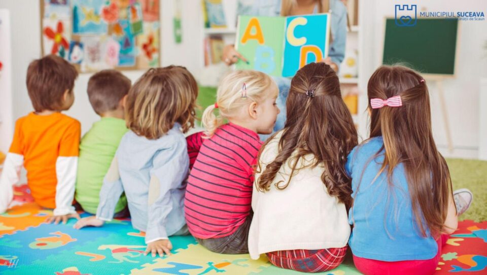 Educația este fundamentul unui viitor mai bun pentru fiecare dintre noi, spune viceprimarul Lucian Harșovschi Educația este fundamentul unui viitor mai bun pentru fiecare dintre noi, spune viceprimarul Lucian Harșovschi