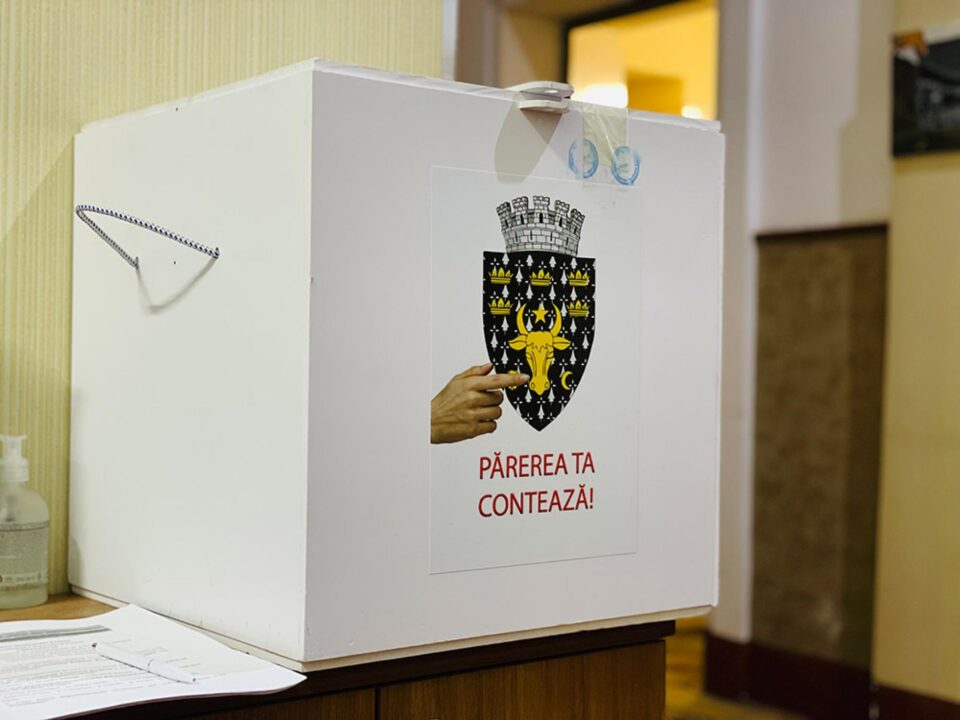Urna în care se depun chestionarele