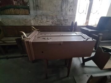 O clădire reprezentativă din Vatra Dornei, abandonată de ani de zile, a ajuns într-o stare deplorabilă