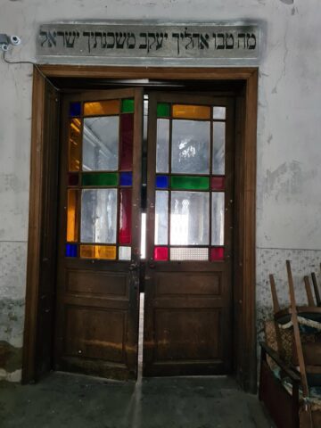 O clădire reprezentativă din Vatra Dornei, abandonată de ani de zile, a ajuns într-o stare deplorabilă