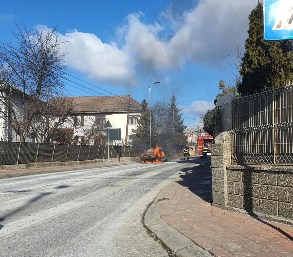 O mașină a ars violent în apropierea unui sens giratoriu din Suceava