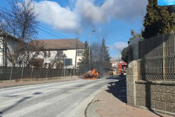 O mașină a ars violent în apropierea unui sens giratoriu din Suceava