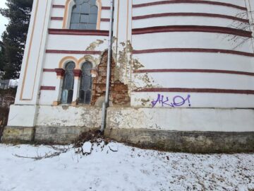 O clădire reprezentativă din Vatra Dornei, abandonată de ani de zile, a ajuns într-o stare deplorabilă