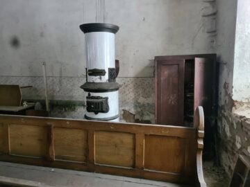 O clădire reprezentativă din Vatra Dornei, abandonată de ani de zile, a ajuns într-o stare deplorabilă