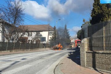 O mașină a ars violent în apropierea unui sens giratoriu din Suceava