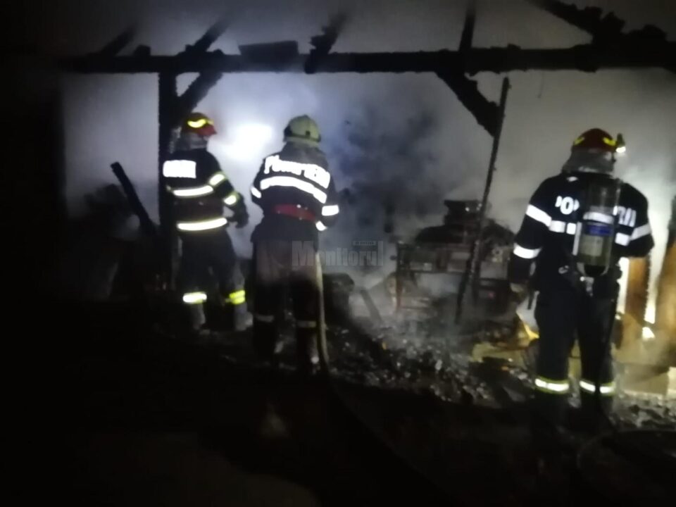 Incendiul pornit de la scântei din afumătoare, purtate de vânt