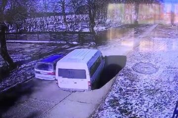 Mașina lovită de microbuz