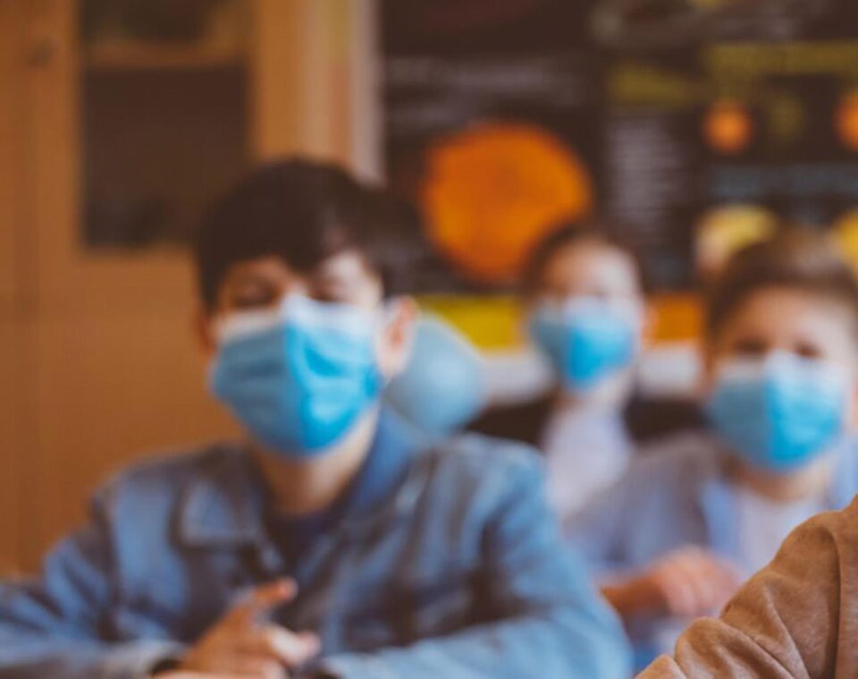 Clasele în care sunt confirmate 3 cazuri de Covid în șapte zile consecutive se închid și elevii trec la învățământ online