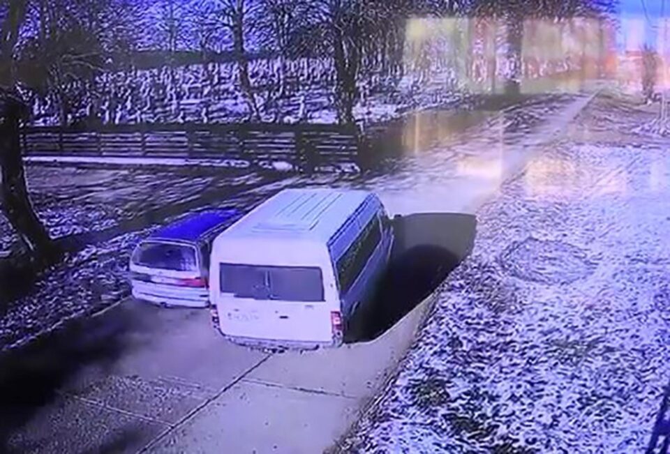 Mașina lovită de microbuz