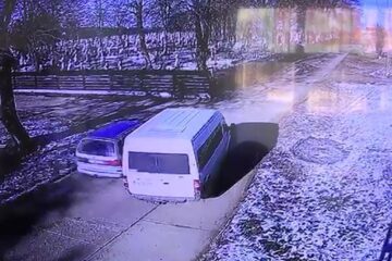 Mașina lovită de microbuz