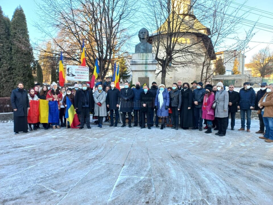 Tineri din cadrul ATOS, purtând steaguri tricolore, au depus buchet de flori la statuia marelui poet național Mihai Eminescu (2).jpg