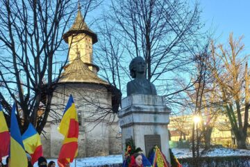 Tineri din cadrul ATOS, purtând steaguri tricolore, au depus buchet de flori la statuia marelui poet național Mihai Eminescu (2).jpg