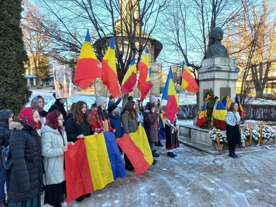 Tineri din cadrul ATOS, purtând steaguri tricolore, au depus buchet de flori la statuia marelui poet național Mihai Eminescu (2).jpg