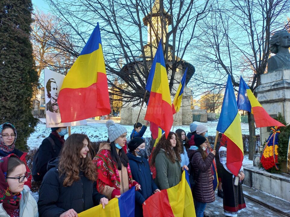 Tineri din cadrul ATOS, purtând steaguri tricolore, au depus buchet de flori la statuia marelui poet național Mihai Eminescu