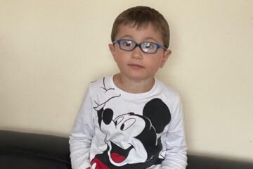 Alexandru Hoffman, în vârstă de 5 ani, are nevoie urgent de transplant de celule stem, procedură costisitoare pe care părinții lui nu au cu ce să o plătească