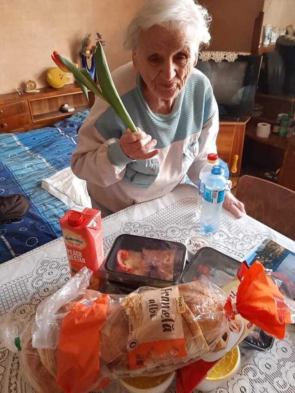 Asociația „Licuricii fericiți” continuă și în acest an proiectul „Prânzul de sâmbătă”, pentru zeci de bătrâni singuri din Câmpulung Moldovenesc