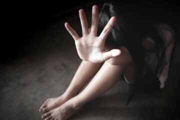 Patru fete, din care trei au vârste între 3 și 7 ani, victime ale abuzurilor sexuale comise de o educatoare și un profesor FOTO libertatea.ro