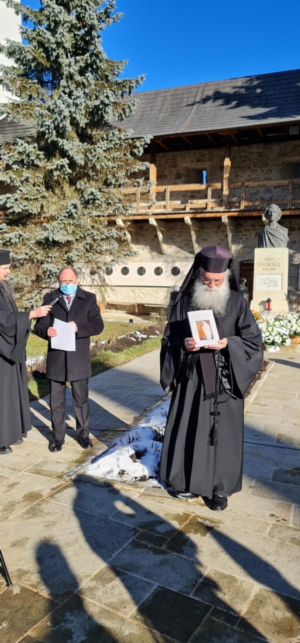 Mănăstirea Putna a găzduit ceremonia de acordare a premiului de excelență „Mihai Eminescu” Mănăstirea Putna a găzduit ceremonia de acordare a premiului de excelență „Mihai Eminescu”