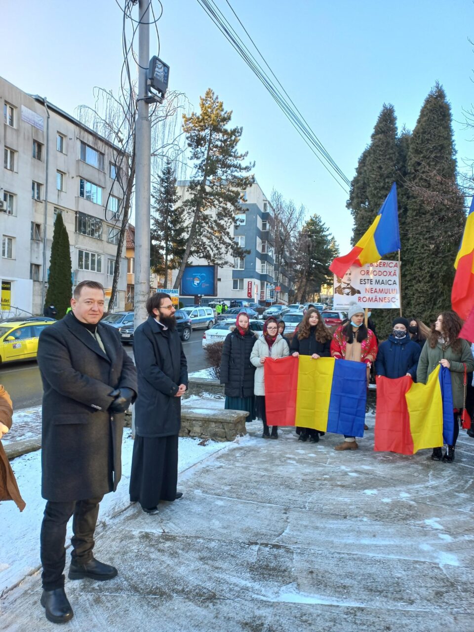Tineri din cadrul ATOS, purtând steaguri tricolore, au depus buchet de flori la statuia marelui poet național Mihai Eminescu