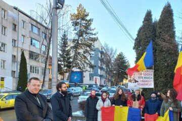 Tineri din cadrul ATOS, purtând steaguri tricolore, au depus buchet de flori la statuia marelui poet național Mihai Eminescu