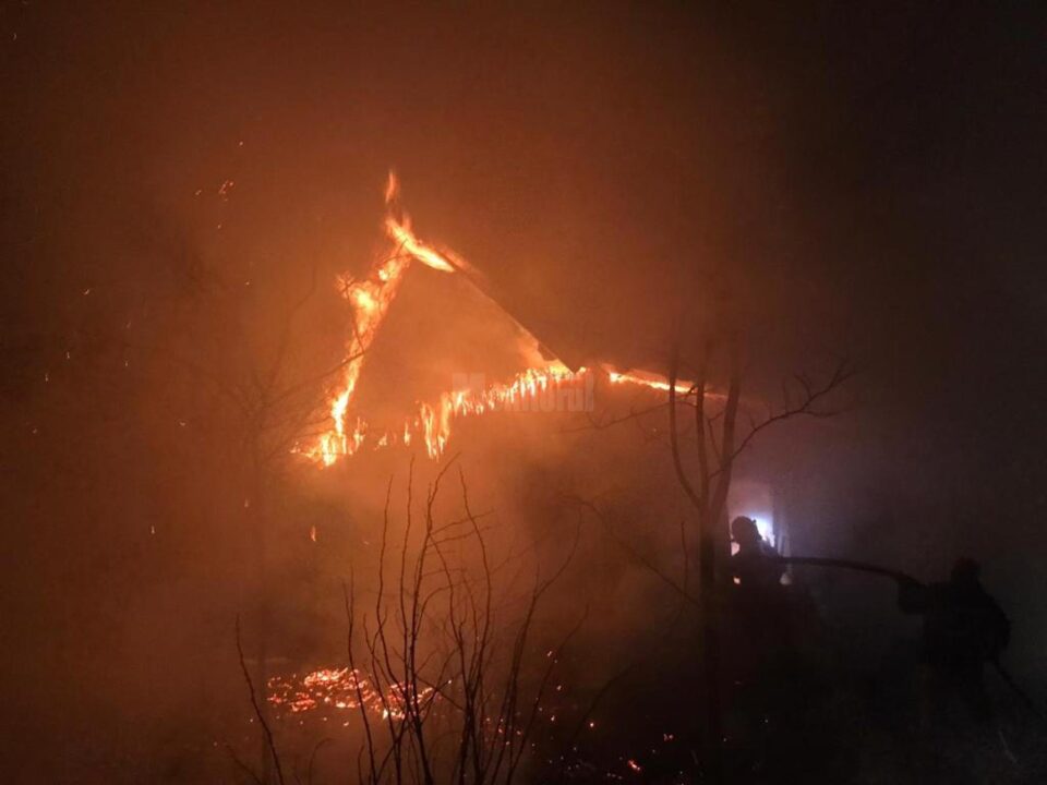 Un bărbat în vârstă de 64 de ani a murit sâmbătă seară într-un incendiu care i-a mistuit gospodăria