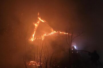 Un bărbat în vârstă de 64 de ani a murit sâmbătă seară într-un incendiu care i-a mistuit gospodăria