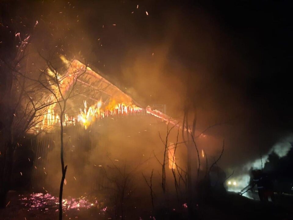 Un bărbat în vârstă de 64 de ani a murit sâmbătă seară într-un incendiu care i-a mistuit gospodăria