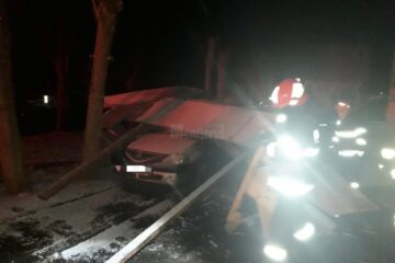 Mașini avariate de un acoperiș luat de vânt