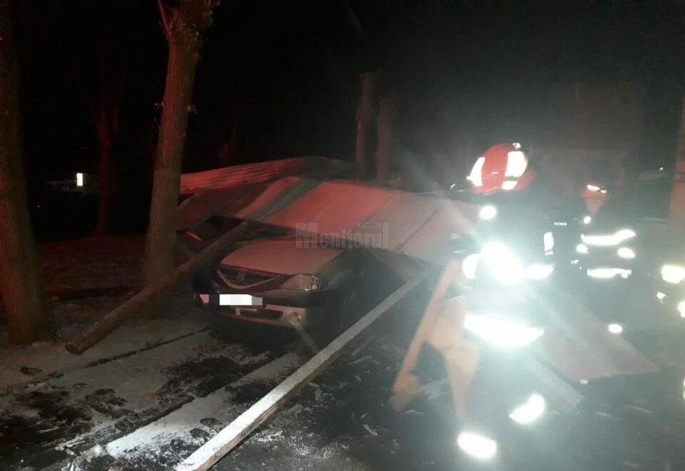 Mașini avariate de un acoperiș luat de vânt