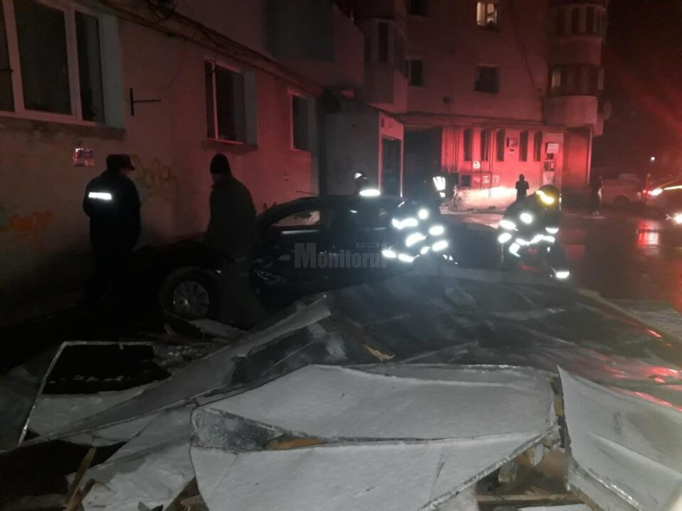 Mașini avariate de un acoperiș luat de vânt