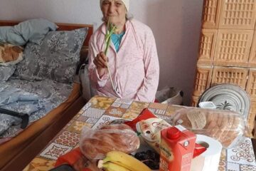 Asociația „Licuricii fericiți” continuă și în acest an proiectul „Prânzul de sâmbătă”, pentru zeci de bătrâni singuri din Câmpulung Moldovenesc