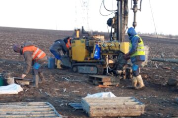 Lucrările de forare pentru stabilirea calității terenului pe care va fi construită autostrada înregistrează întârzieri mari