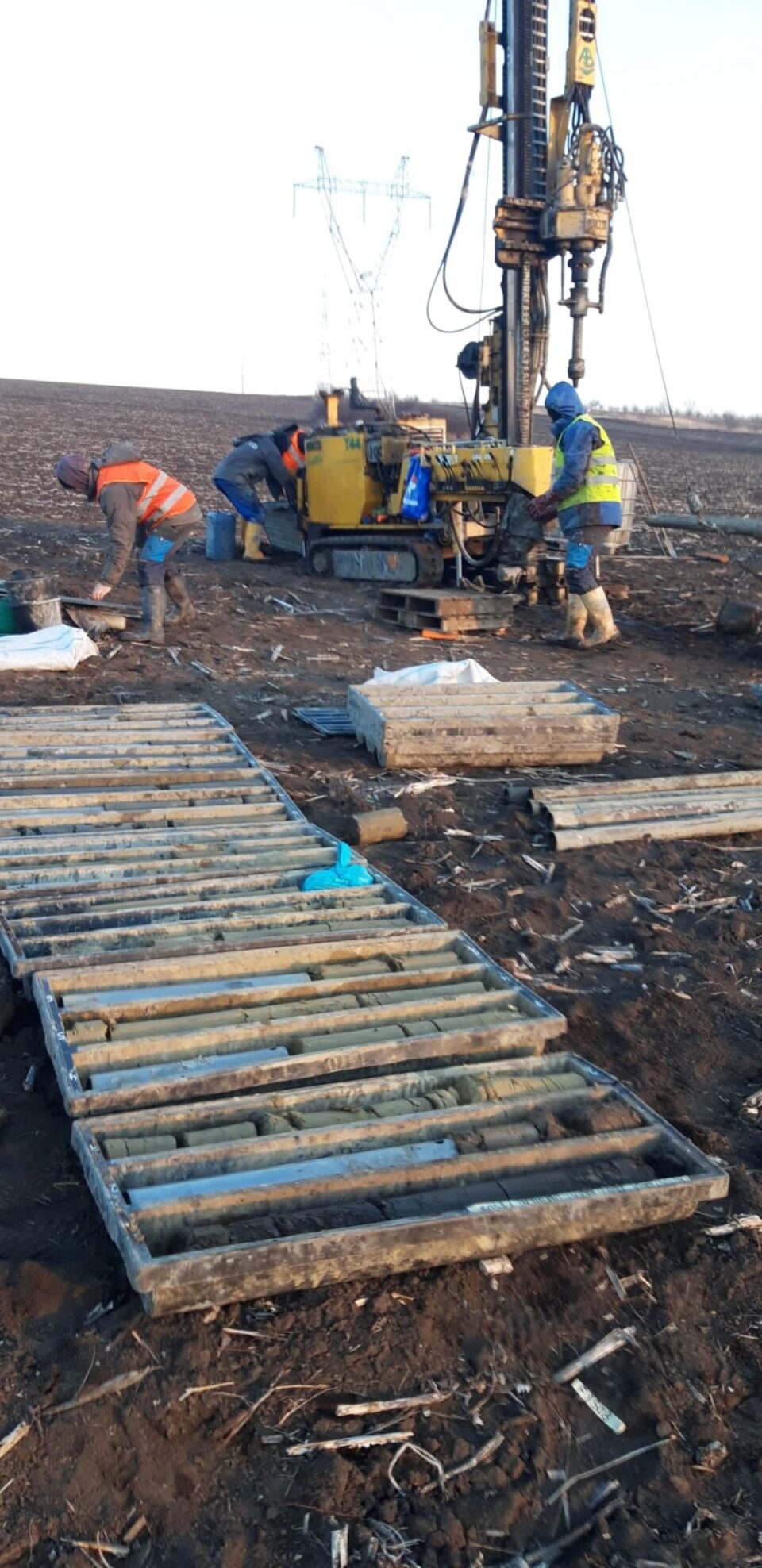 Lucrările de forare pentru stabilirea calității terenului pe care va fi construită autostrada înregistrează întârzieri mari Lucrările de forare pentru stabilirea calității terenului pe care va fi construită autostrada înregistrează întârzieri mari