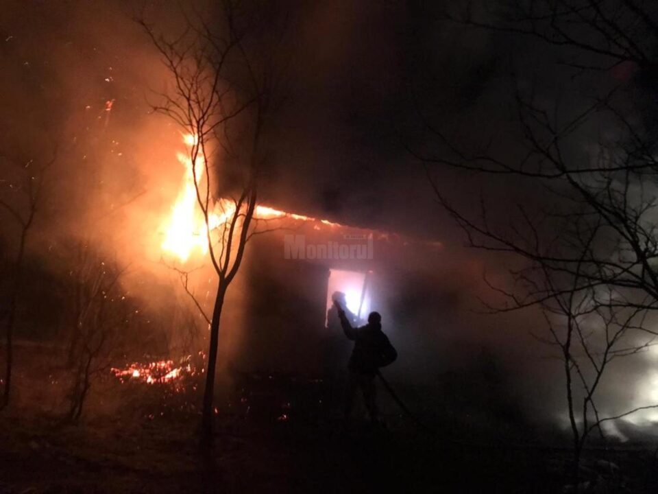 Un bărbat în vârstă de 64 de ani a murit sâmbătă seară într-un incendiu care i-a mistuit gospodăria