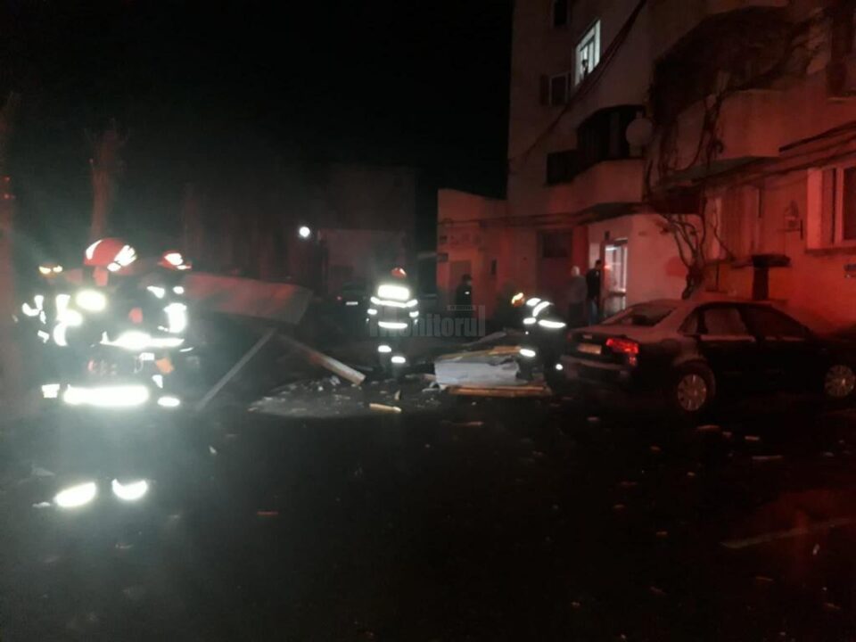 Mașini avariate de un acoperiș luat de vânt