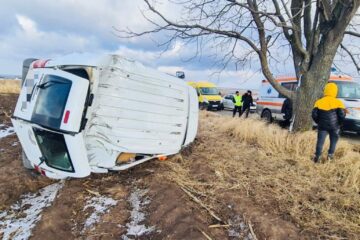 Accident cu o autoutilitară răsturnată pe ogor