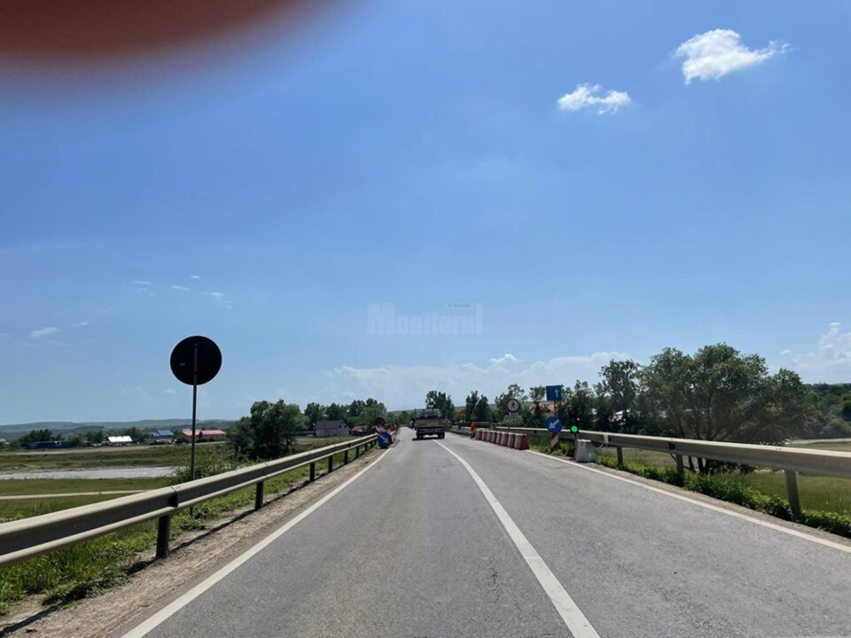 Zilnic, șoferii stau în coloană, pe ambele sensuri, și așteptă la semafor verdele care să le permită să se pună în mișcare