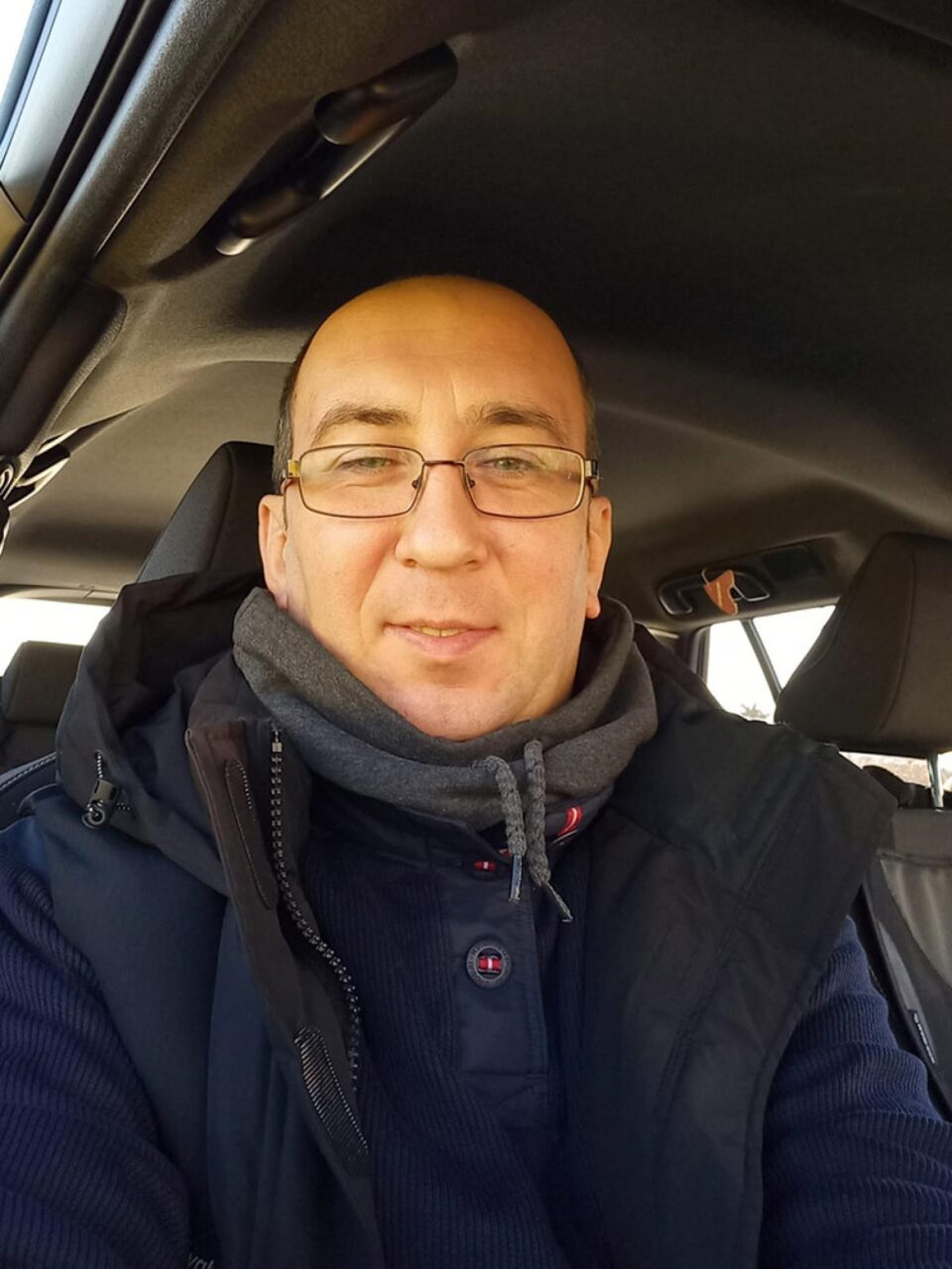 Taximetristul sucevean Daniel Mihai Varasciuc transportă gratuit copiii cu autism și persoanele cu dizabilități