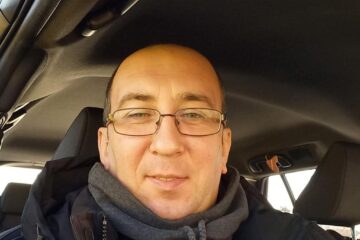 Taximetristul sucevean Daniel Mihai Varasciuc transportă gratuit copiii cu autism și persoanele cu dizabilități
