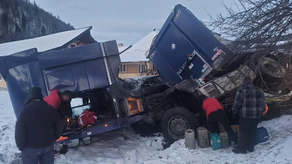 Un autotren scăpat de sub control s-a răsturnat peste un autoturism