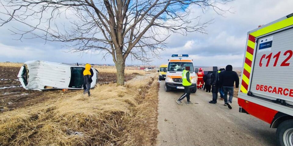 Accident cu o autoutilitară răsturnată pe ogor