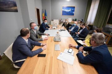 Daniel Cadariu și Tanczos Barna au discutat despre dezvoltarea domeniului de schi în țară