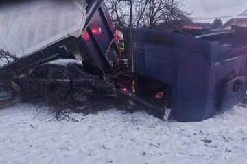 Un autotren scăpat de sub control s-a răsturnat peste un autoturism