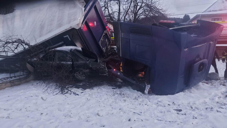 Un autotren scăpat de sub control s-a răsturnat peste un autoturism
