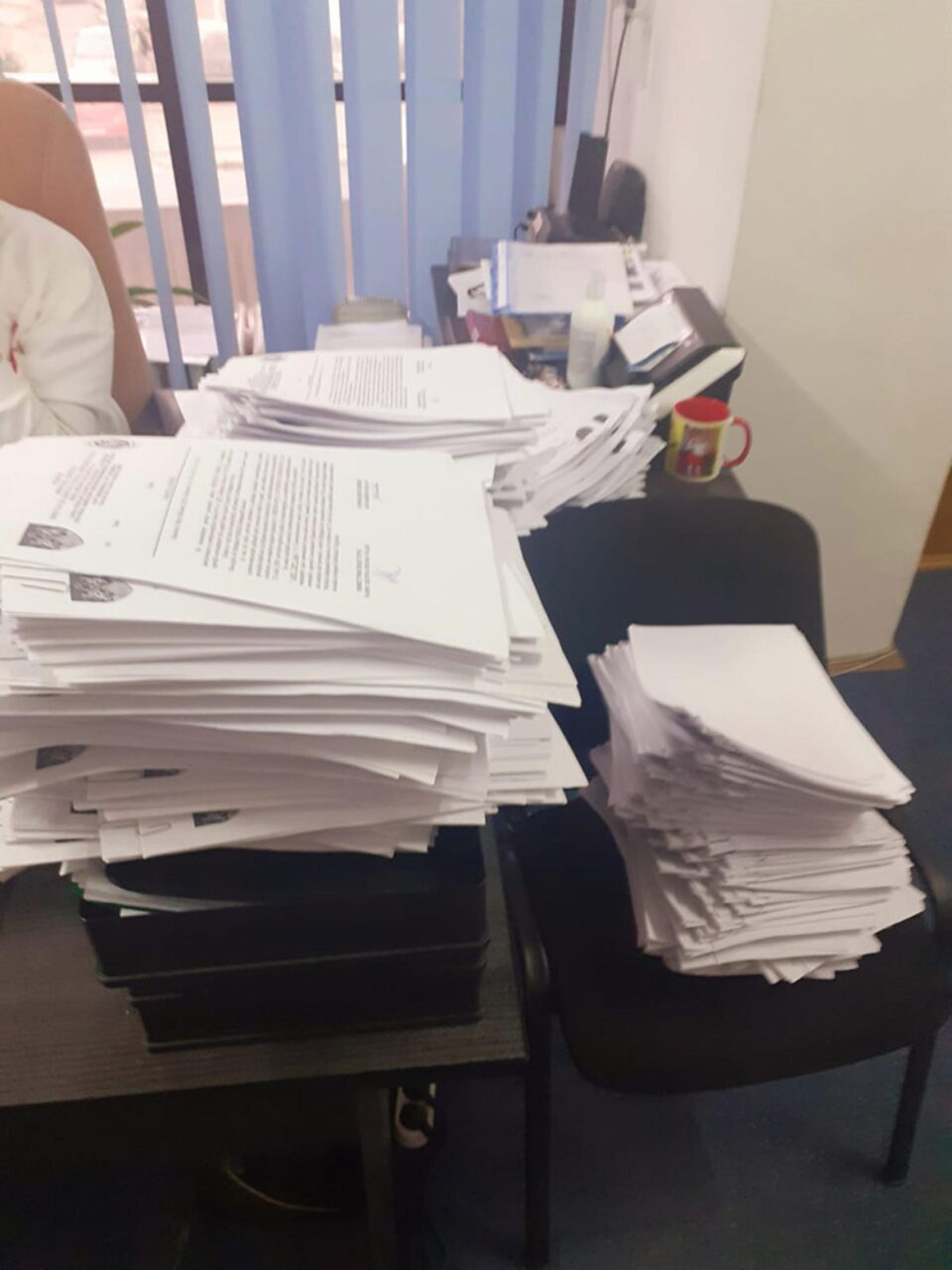 Angajații DSP, copleșiți de vraful de amenzi pentru sucevenii care n-au completat formularul de localizare la intrarea în țară