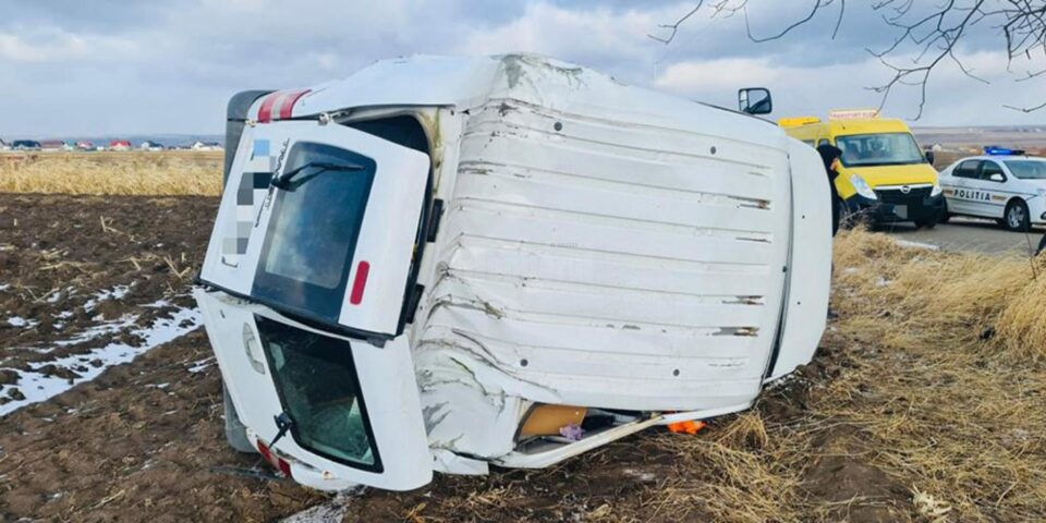 Autoutilitara răsturnată