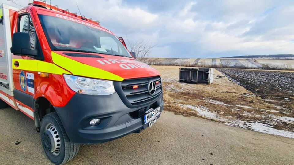 Accident cu o autoutilitară răsturnată pe ogor