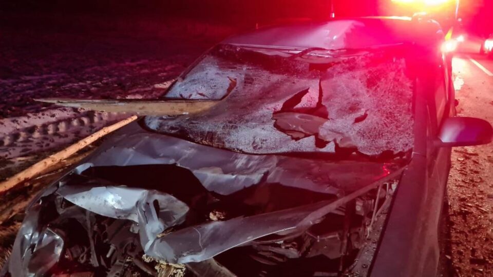 Accident cu un autoturism și o căruță. O persoană a fost rănită