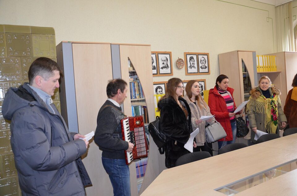 Program de colinde și uraturi pentru noul an, în sala Lectoratului USV de la Cernăuți