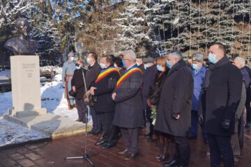 Bustul domnitorului Alexandru Ioan Cuza, inaugurat la 163 de ani de la Mica Unire, în Piața Steagurilor, din centrul Sucevei